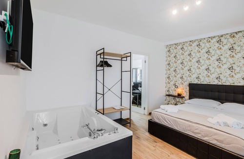 Torre a Mare Bed & Breakfast | Pietramare Luxury - Black Diamond by Rentbeat