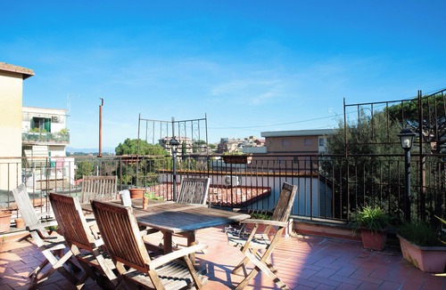 Suburbio XI della Vittoria House | Pocket Rome: St. Peter and Gemini