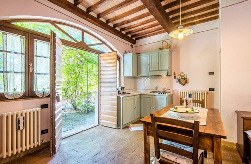 Sant'Angelo In Colle House | Podere Giardino Wine & Bed – Glicine Apartment: Country House with Pool, Wi-Fi & AC