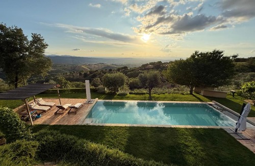 Scansano Villa | PODERE TORRICELLE 69B INDEPENDENT COUNTRY COTTAGE for max 4, pool, jacuzzi, bbq, 2 bedrooms and 1 bath, 2nd bath by pool-Upon request for extra cost, a room in main villa with private bathroom, kitchen ,bbq, see PODERE TORRICELLE 69B FULL SERVICED ROOM