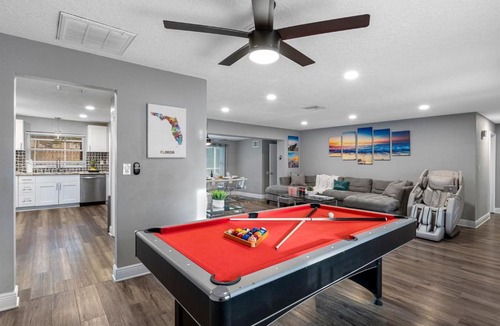 Bayhaven House | Pool, Hot Tub & Fire Pit, 5 Min to Beach EV Charger, Sleeps 10, Seminole