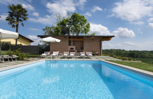 Monteu Roero Villa | Private Villa with A/C, private pool, WIFI, TV, patio, pets allowed, panoramic view, close to Alba