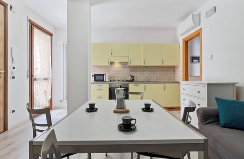 Favaro Veneto Apartment | Queen Home Luna - One Bedroom Apartment, Sleeps 5