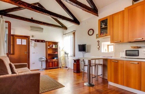 Castello Apartment | Ramo Venier, 1 Br Apartment Walk Distance From St. Mark's Square By Halldis