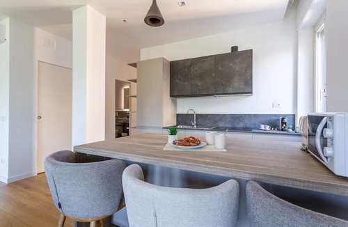 Monti Apartment | Refurbished!Exceptional Colosseum Views Roman Charm Meets Contemporary Style