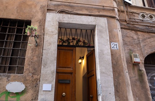 Campitelli Apartment | Roman Holiday (historical building from 12th century, 200m from the coliseum)