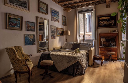 Campitelli Apartment | Roman Holiday (historical building from 12th century, 200m from the coliseum)