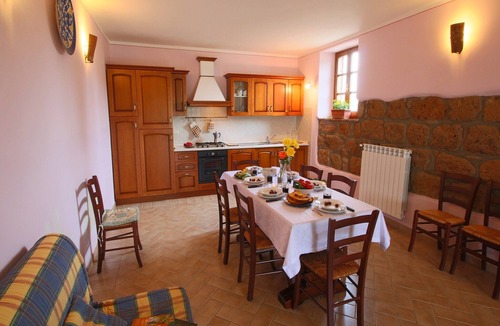 Sorano House | Romantic Farmhouse with Pool