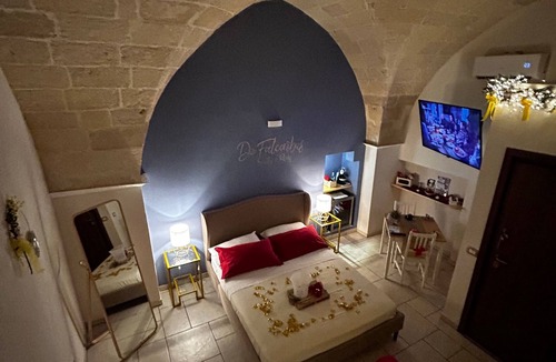 Pulsano Bed & Breakfast | Romantic Spa Suite with Jacuzzi – Historic Pulsano Escape