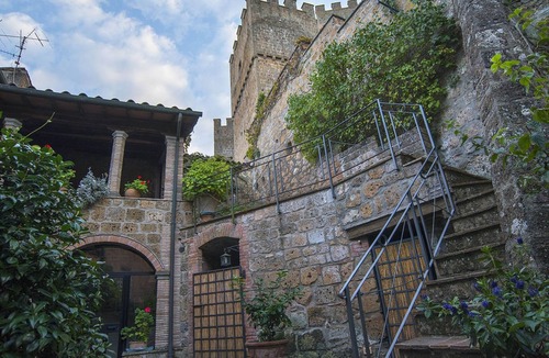 Proceno Apartment | Romantische Unterkunft, in einem Schloss, mit Schwimmbad by Interhome