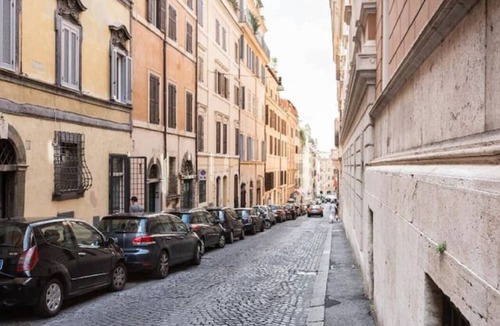 Repubblica Apartment | Rome Apartment Trevi Spagna Charme, Barberini Metro Station