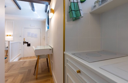 Roman Ghetto House | Rome In Suite, is a holiday home located in the historic center of Rome.