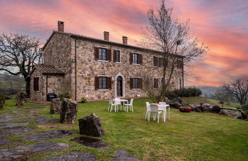Catabbio Apartment | Room 'Arancione' with Shared Pool and Shared Garden