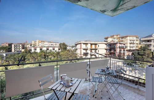 Ercolano Apartment | Room 'Camera Familiare Panoramica' with Mountain View, Wi-Fi and Air Conditioning