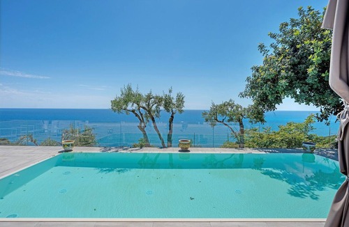 Caprioli Apartment | Room 'Camera Primula' with Shared Pool, Wi-Fi and Air Conditioning