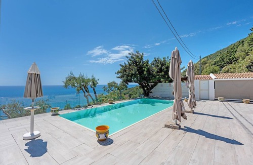 Caprioli Apartment | Room 'Camera Primula' with Shared Pool, Wi-Fi and Air Conditioning