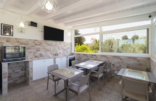 Polignano a Mare Apartment | Room 'Corallo House - Alba Rossa' with Shared Pool, Wi-Fi, and Air Conditioning