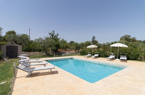 Polignano a Mare Apartment | Room 'Corallo House - Alba Rossa' with Shared Pool, Wi-Fi, and Air Conditioning