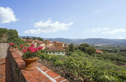 Montecarlo Apartment | Room 'Ginepro Double - First Floor' with Shared Terrace and Wi-Fi