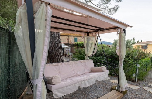 Suvereto Apartment | Room 'La Suite - Casale Rosmarino' with Private Garden, Wi-Fi and Air Conditioning