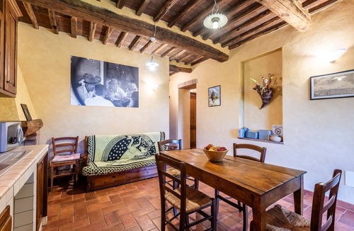 Lama Apartment | Room 'Podere Marroneto - Camera 3' with Mountain View, Shared Pool and Wi-Fi