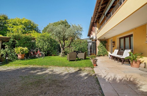 Mirano Apartment | Room 'Rosa' with Shared Garden, Wi-Fi and Air Conditioning