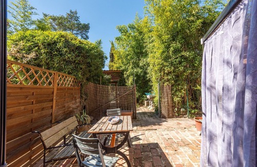 Vescovado Apartment | Room 'Salice - Antiche Dimore Di Vescovado' with Shared Pool and Garden