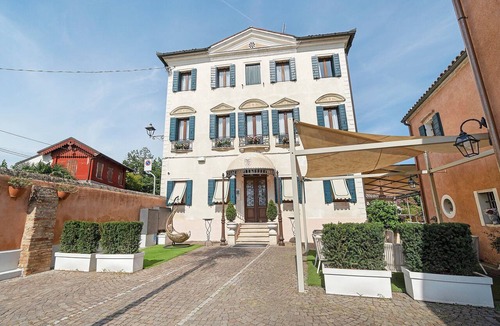 Dolo Apartment | Room 'Villa Goetzen - Camera Quadrupla' with Wi-Fi and Air Conditioning