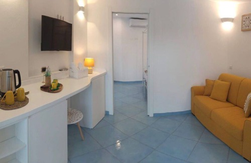 Ponza Apartment | Room 'Villa Le Palette - Ginestre' with Sea View, Wi-Fi and Air Conditioning