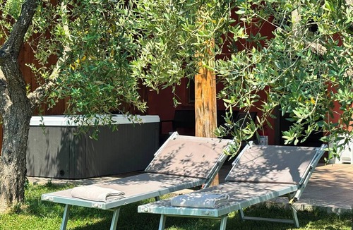 Pontedera Other | Room with a kitchenette and a hot tub on the veranda; garden with lounge chairs