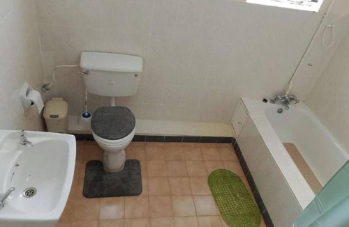 Embu Bed & Breakfast | Royal Gardens Muthatari - Embu : Deluxe Queen Room