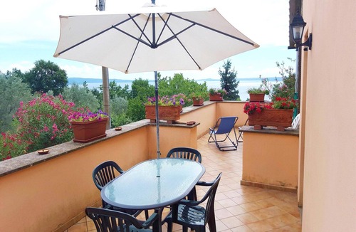 Bolsena House | Rustic country house with a view of Lake Bolsena