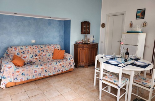Anzio Apartment | Seaside B&B - Bright and breezy apartment with large garden 100 m from the sea.