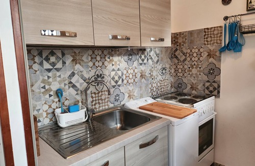 Anzio Apartment | Seaside B&B - Bright and breezy apartment with large garden 100 m from the sea.