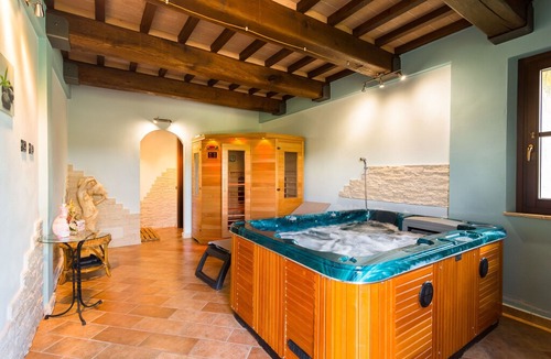 Ramazzano Apartment | Secluded Mansion in Perugia with Jacuzzi