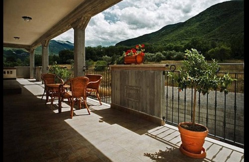 Pettorano sul Gizio Apartment | Serene Abruzzo Retreat with Mountain Views