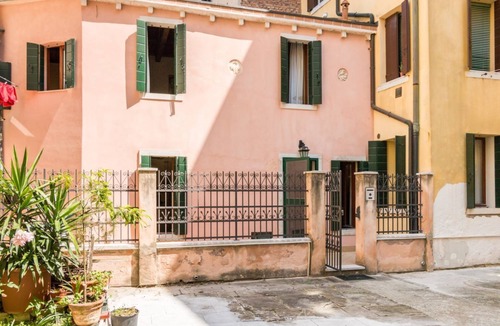Cannaregio Apartment | SERENISSIMA. AUTHENTIC VENICE IN QUIET COURTYARD