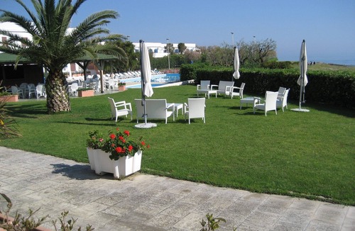 Villanova Apartment | Simple & Sunny Stay by the Sea