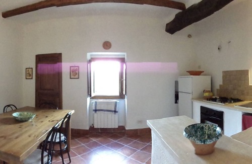 Ischia di Castro House | single detached house completely ristrutturata- 3-4 people near the lake.