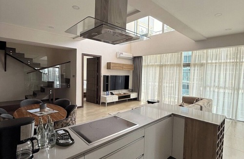 Nairobi Apartment | Spacious 3-bedroom apartment in fantastic Nairobi with AC and gym