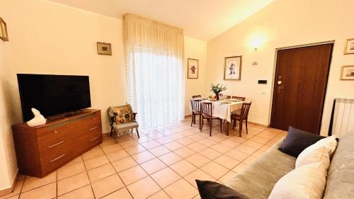 Fiuggi Apartment | Spazioso appartamento a Fiuggi con 2 camere, 2 balconi e vista montagna
