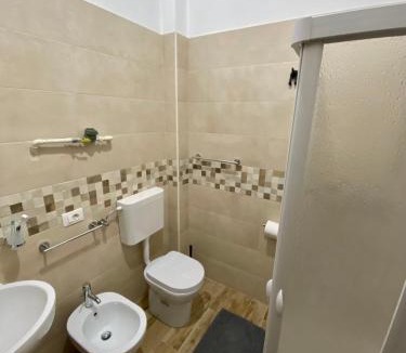 Mola di Bari House | Stanza matrimoniale bagno privato 1975