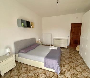 Mola di Bari House | Stanza matrimoniale bagno privato 1975