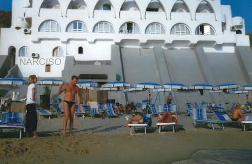 Anzio Hostel | Studio apartment, beachfront, floor 2, private descent to the beach (Narcissus)