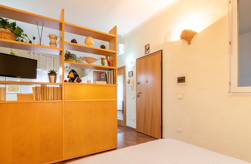 Grottaglie Apartment | Studio Apartment 'Casa Le Margherite 2' with Balcony, Wi-Fi and Air Conditioning