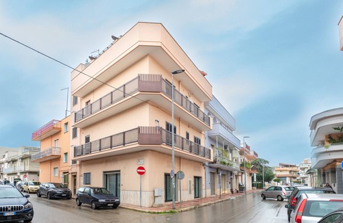 Grottaglie Apartment | Studio Apartment 'Casa Le Margherite 1' with Balcony, Wi-Fi and Air Conditioning