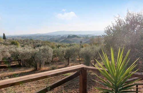 Certaldo Apartment | Studio 'Il Piccolo Borgo - Con Vista' with Shared Pool, Wi-Fi and Air Conditioning