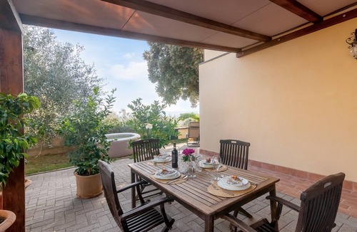 Certaldo Apartment | Studio 'Il Piccolo Borgo - Con Vista' with Shared Pool, Wi-Fi and Air Conditioning
