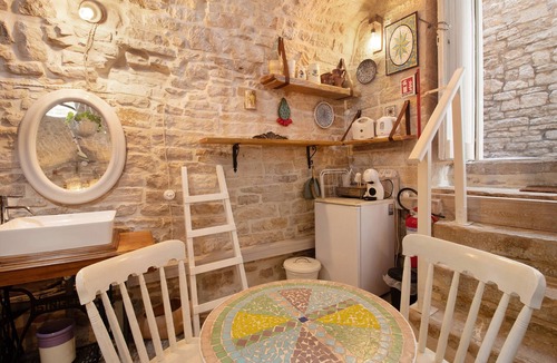 Giovinazzo House | Studio 'La Cantina' with Wi-Fi and Air Conditioning