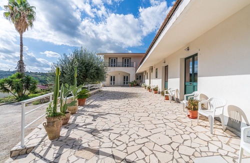 Noto Apartment | Studio 'Limone - Fiumara Val Di Noto' with Mountain View, Wi-Fi and Air Conditioning